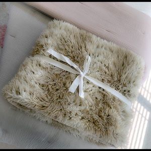❌SOLD❌ Pottery Barn Faux Fur Throw in Ivory Fox